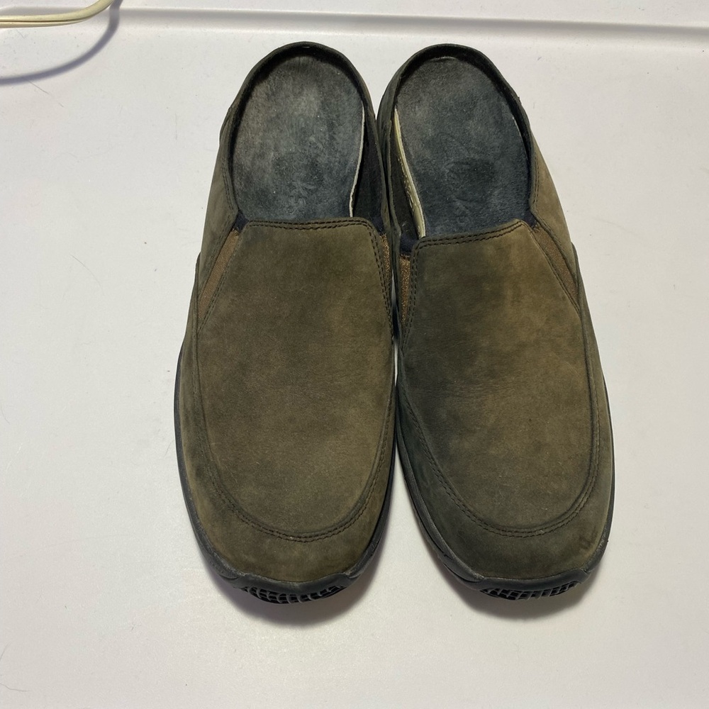 Clarks Women’s Brown Slip-On Shoes, size 8
